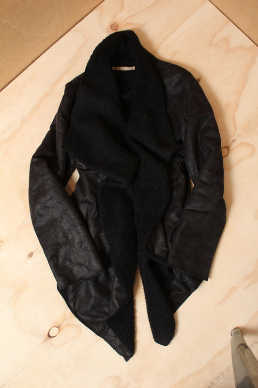 Early 2010s Black Draped Waterfall Faux Suede Sherpa Jacket – Size 14