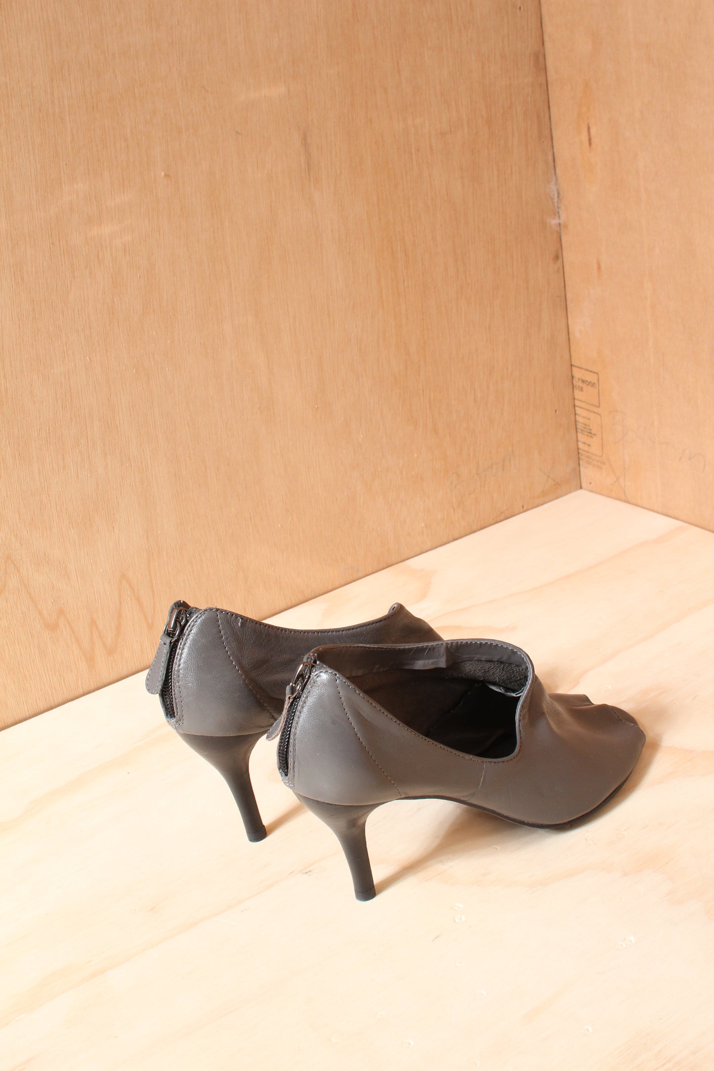 Early 2010s Grey Leather Peep Toe Heels – Size 38 EU