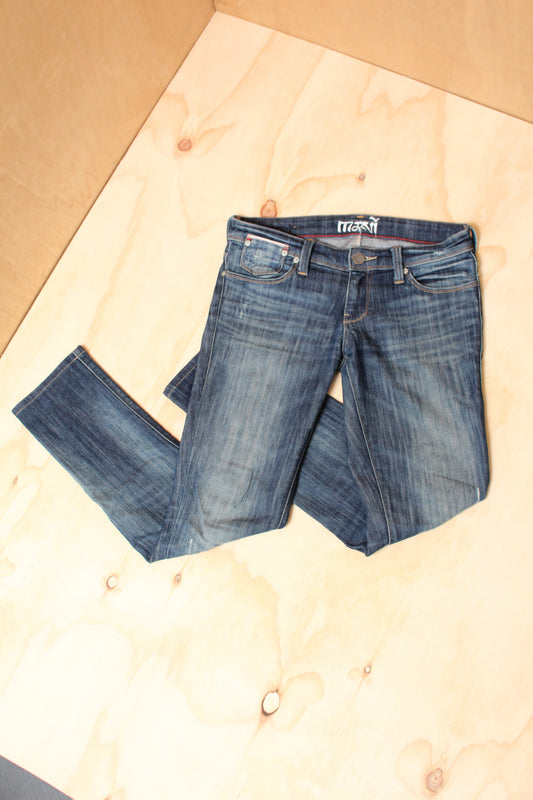 Early 2000s Light Wash Distressed Skinny Denim Jeans – Size W25"