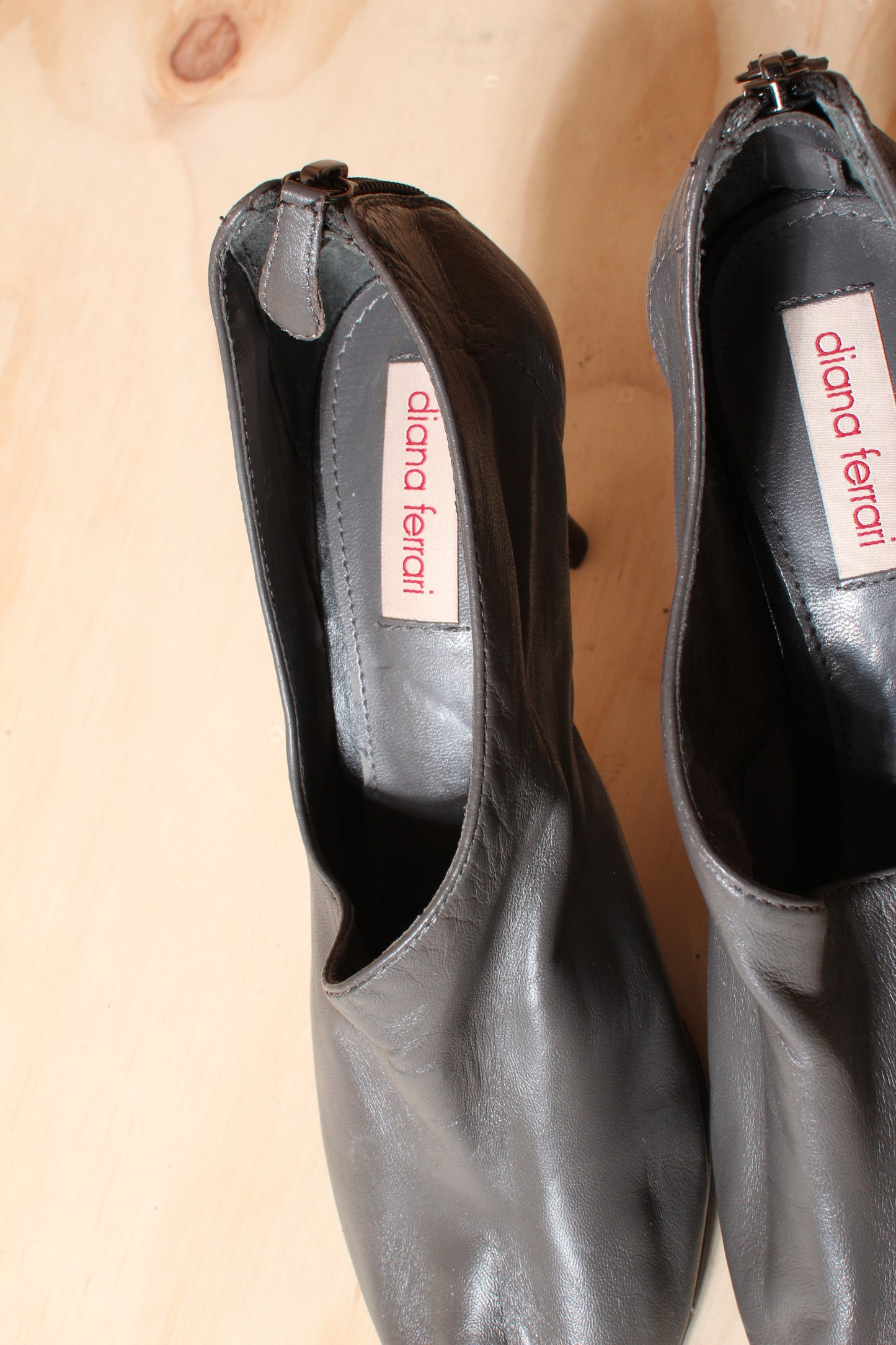 Early 2010s Grey Leather Peep Toe Heels – Size 38 EU
